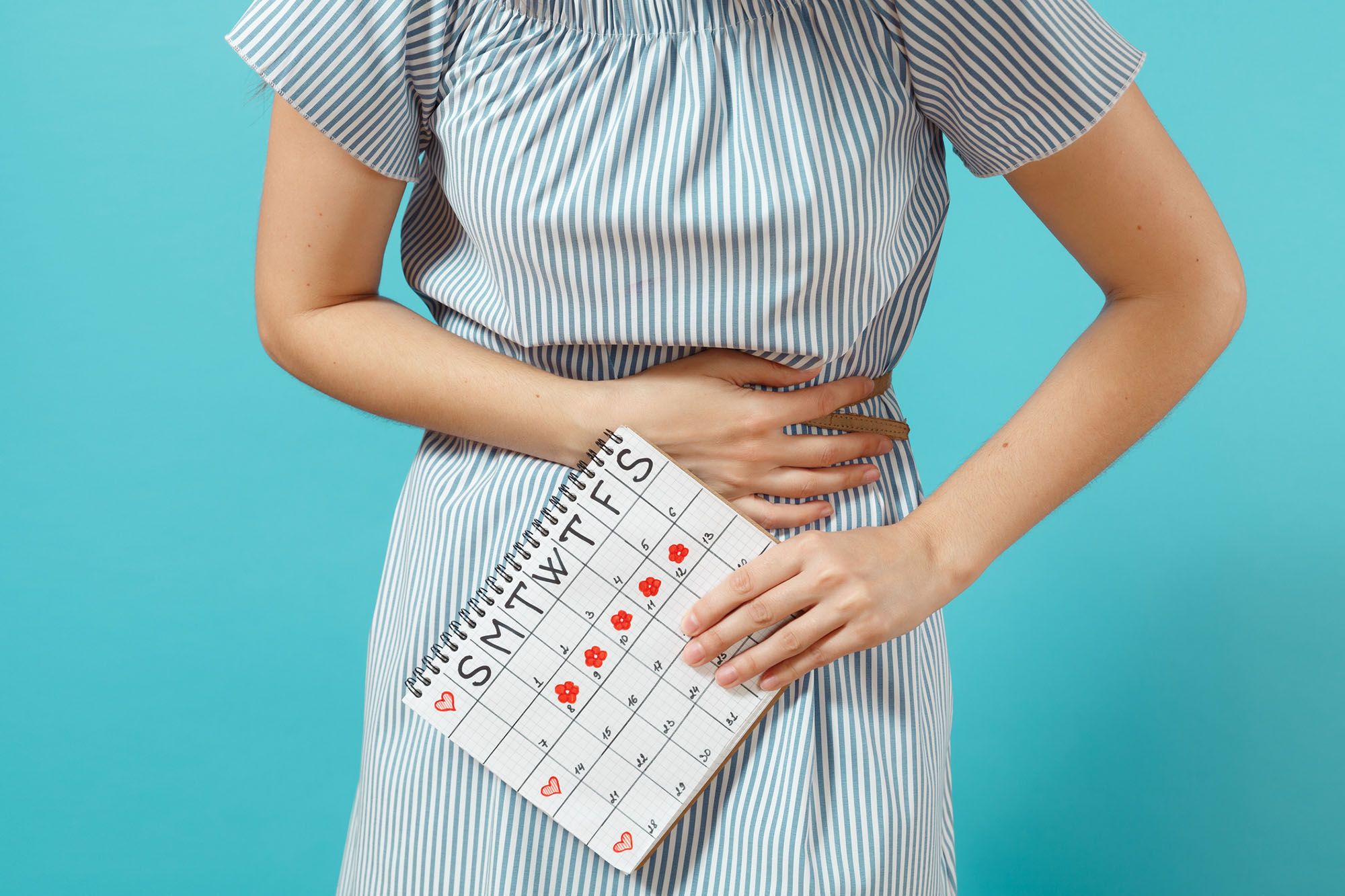 Frau hat ihre Tage, sie hält einen Mensturationskalender