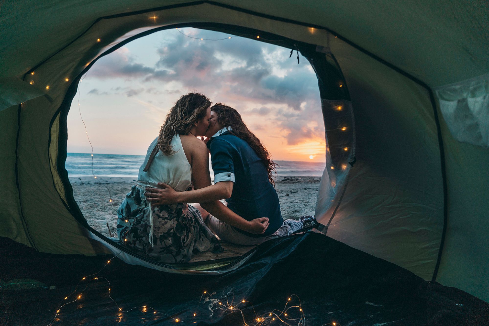 Paar küsst sich vor einem Zelteingang