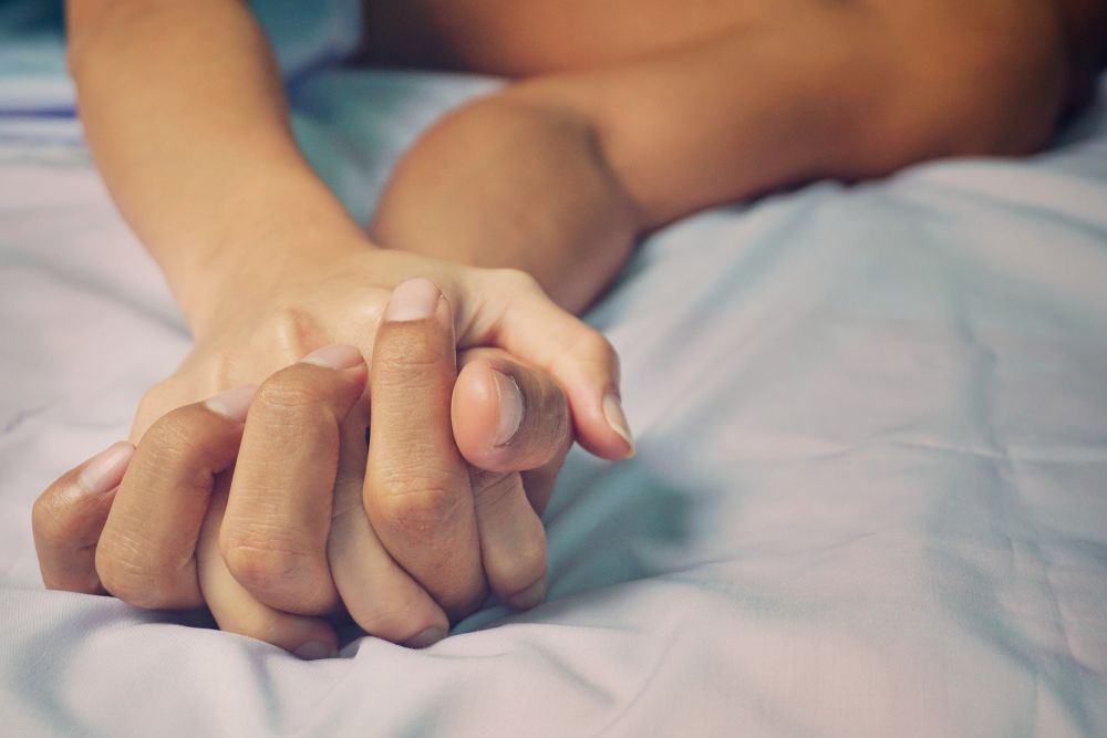 Frau umarmt ihren Partner von Hinten
