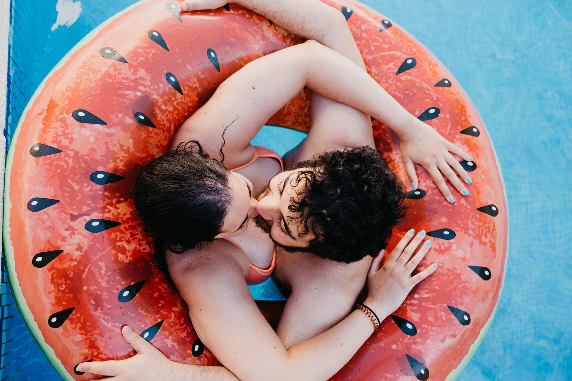 Paar in einem Schwimmreifen küsst sich