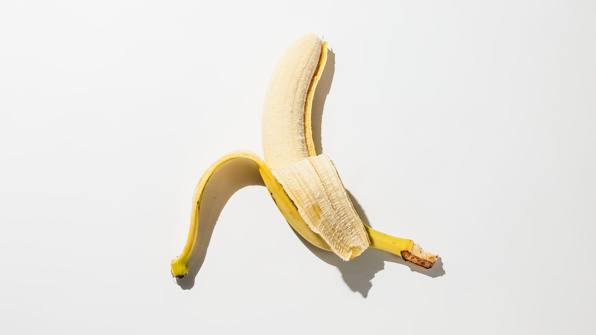Banane mit geöffneter Schale