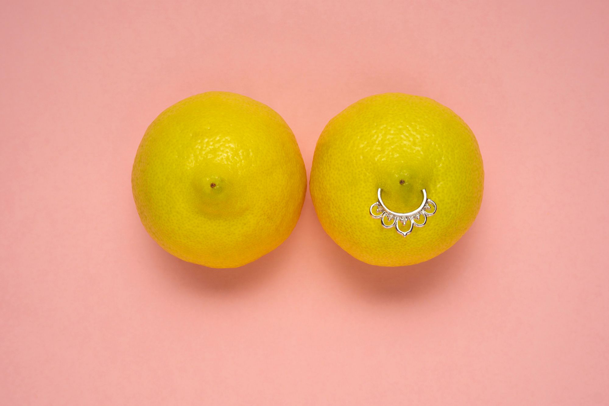 Zwei Zitronen, eine hat ein Piercing