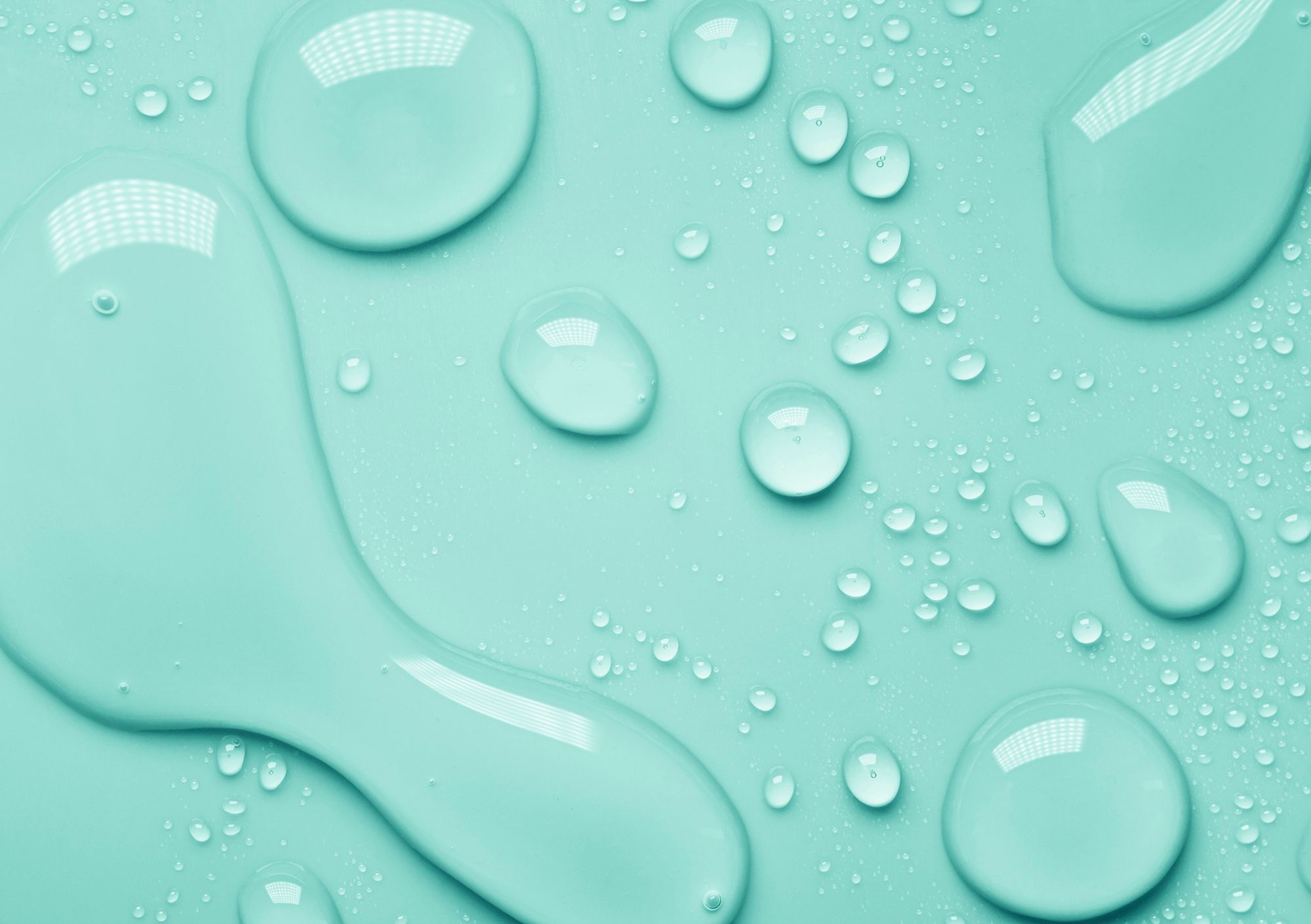 Wassertropfen auf einem blauen Hintergrund