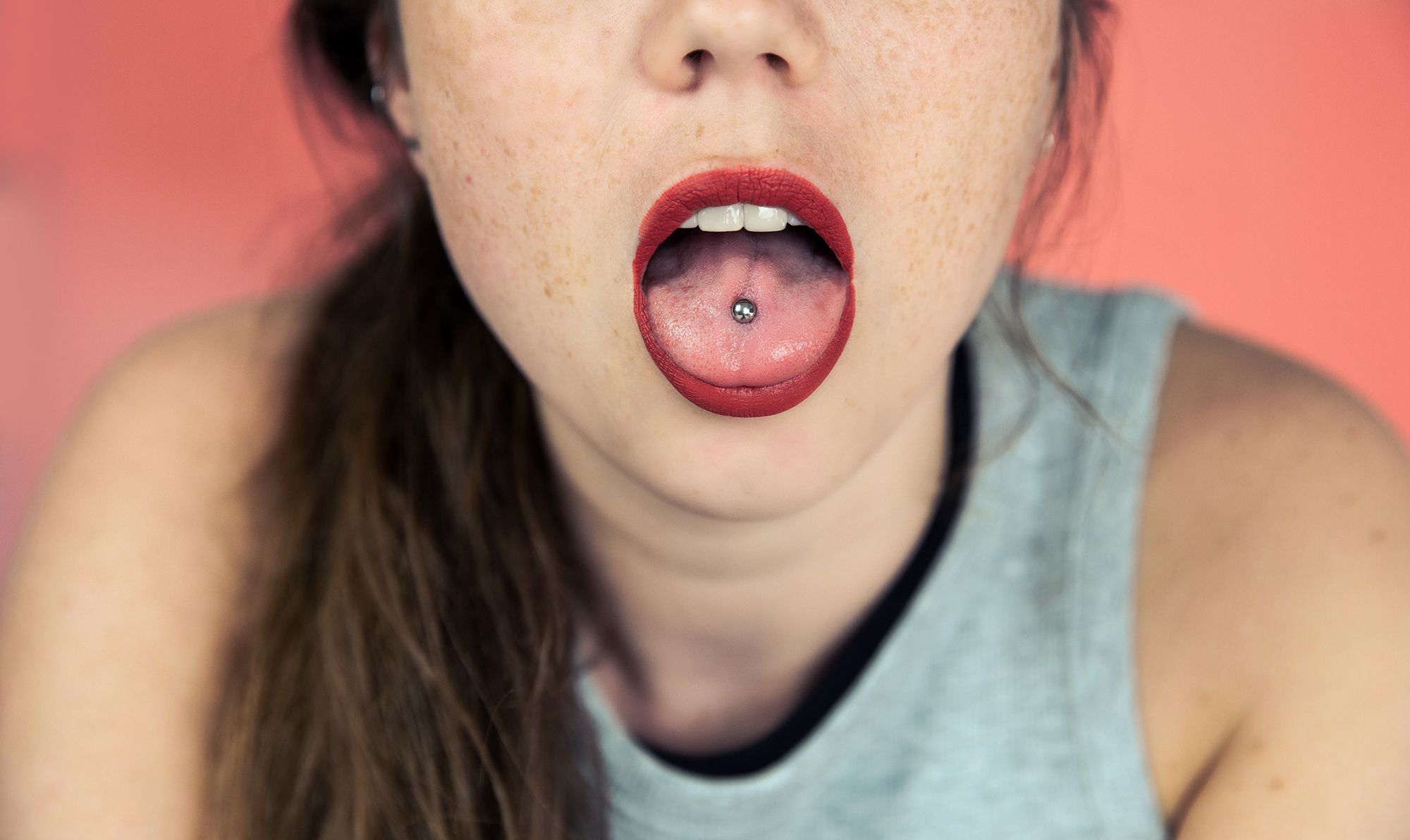 Frau mit Zungenpiercing