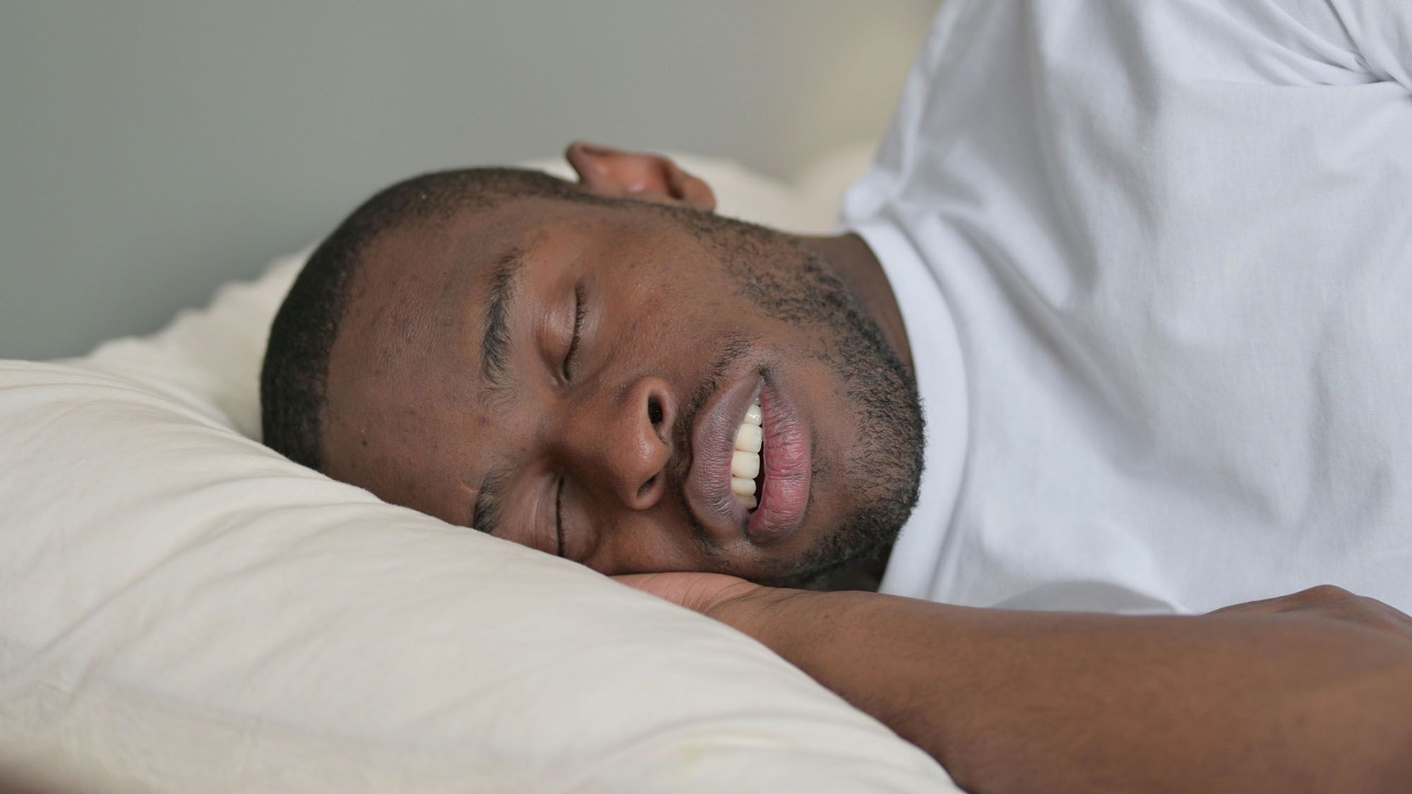 Mann liegt im Bett