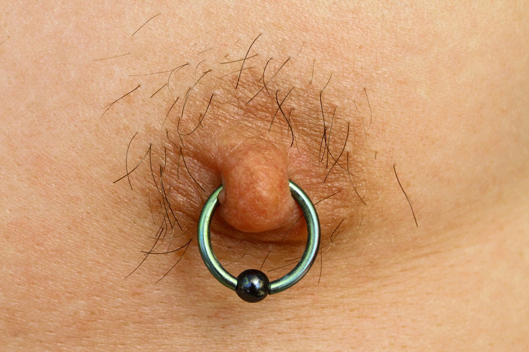 Männliche Brustwarze mit Nippelpiercing