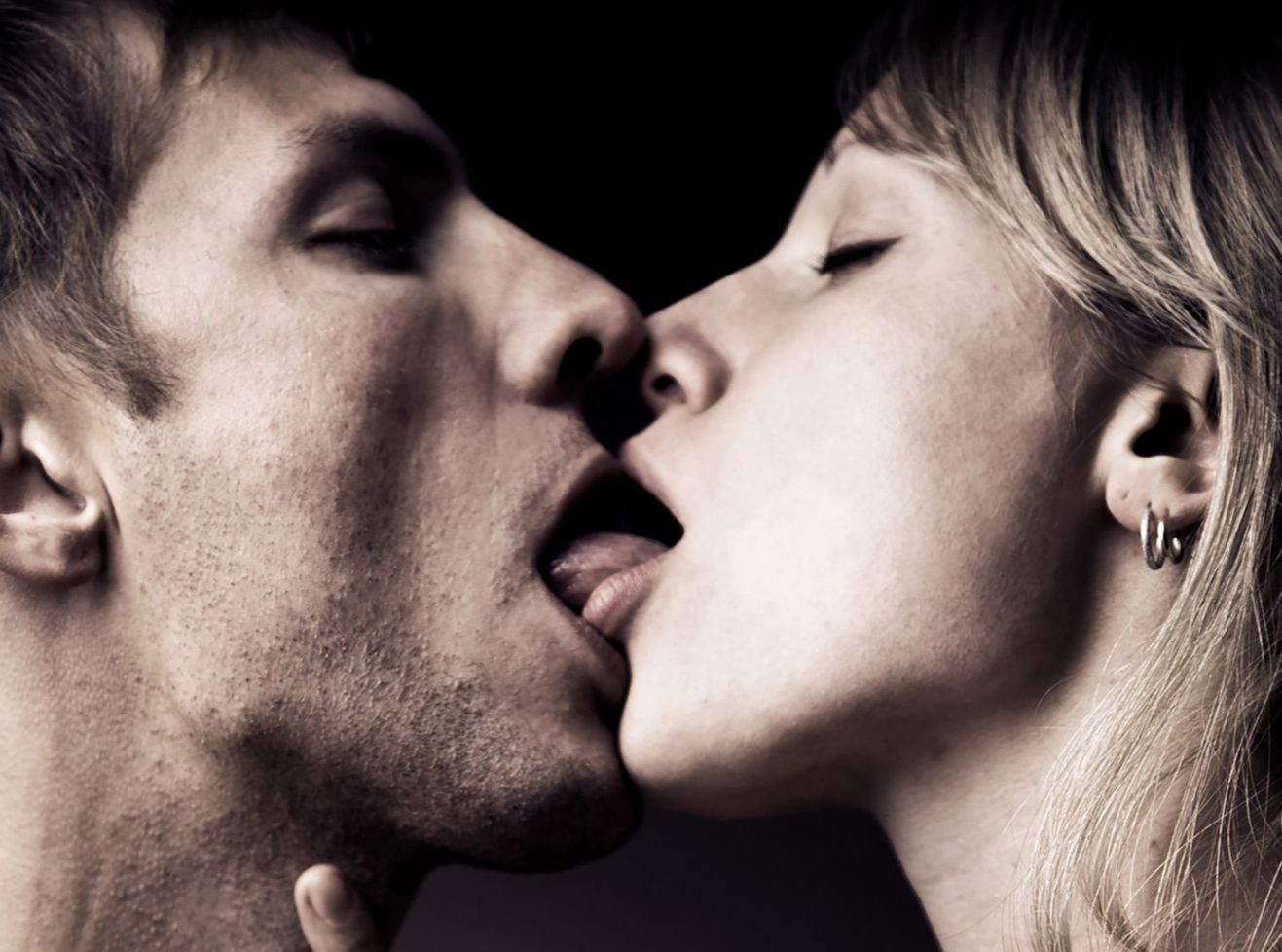 Mann und Frau beim intensiven Zungenkuss