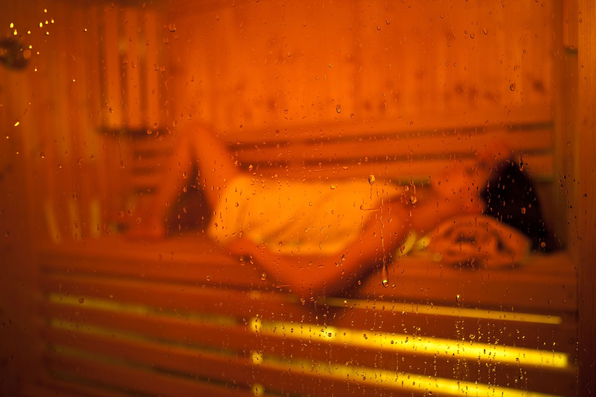 Frau liegt in der Sauna