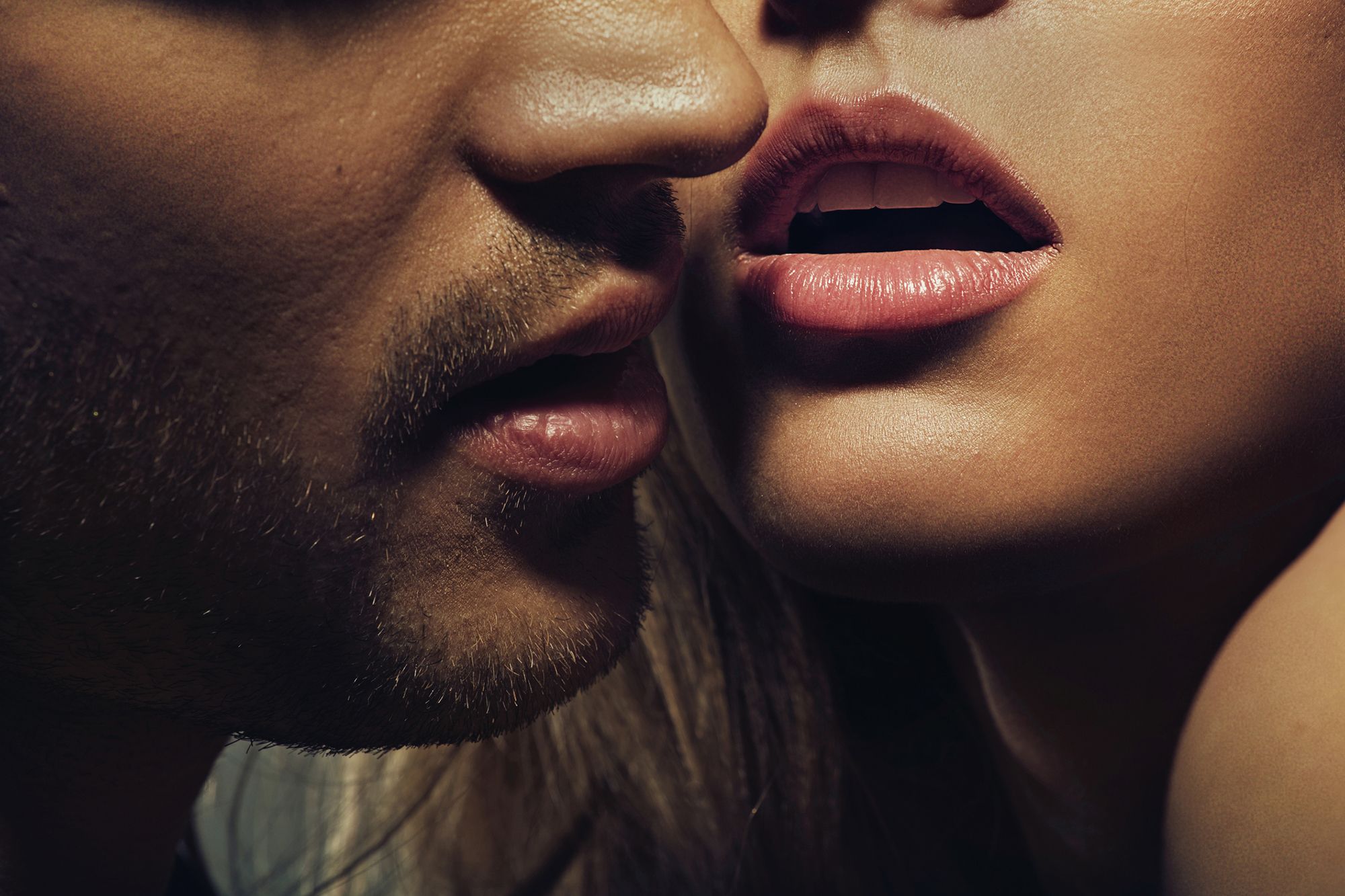 Mann und Frau sind kurz davor, sich zu küssen
