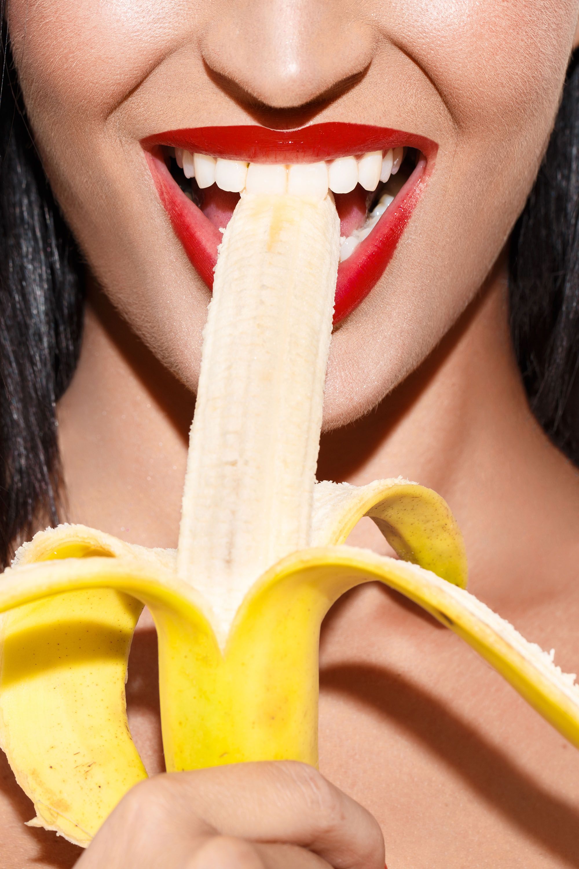 Frau beißt in eine Banane