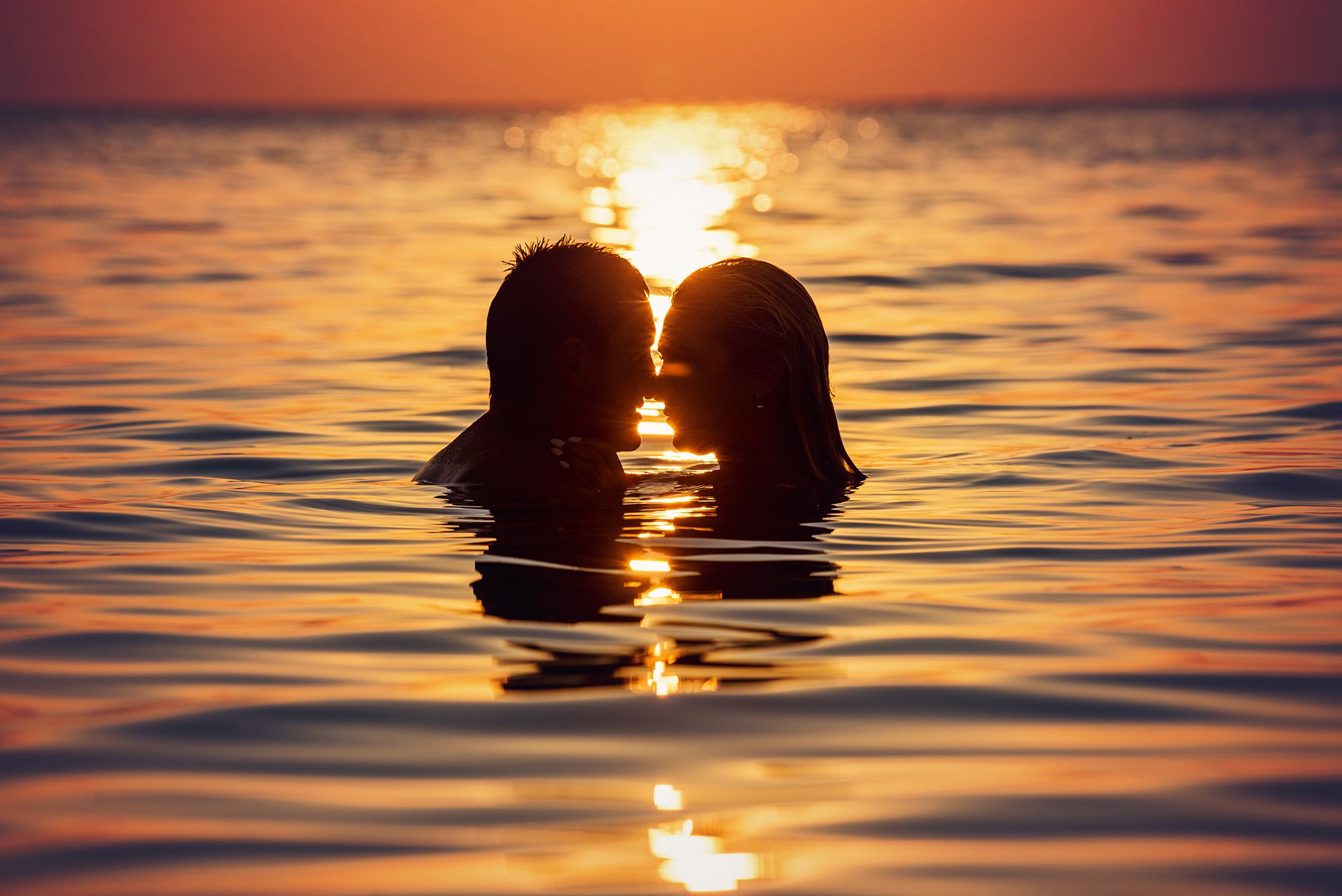Paar küsst sich im Meer