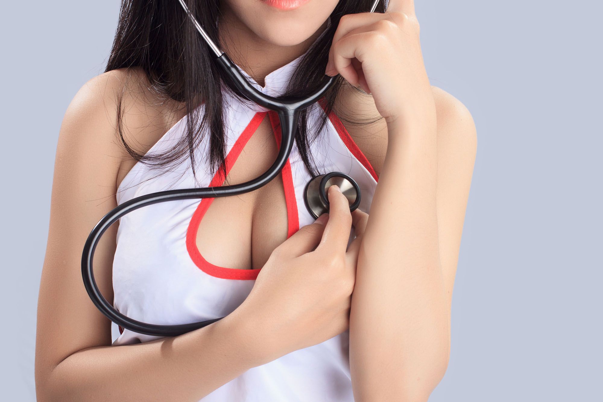 Frau im Krankenschwester-Kostüm mit Stethoskop