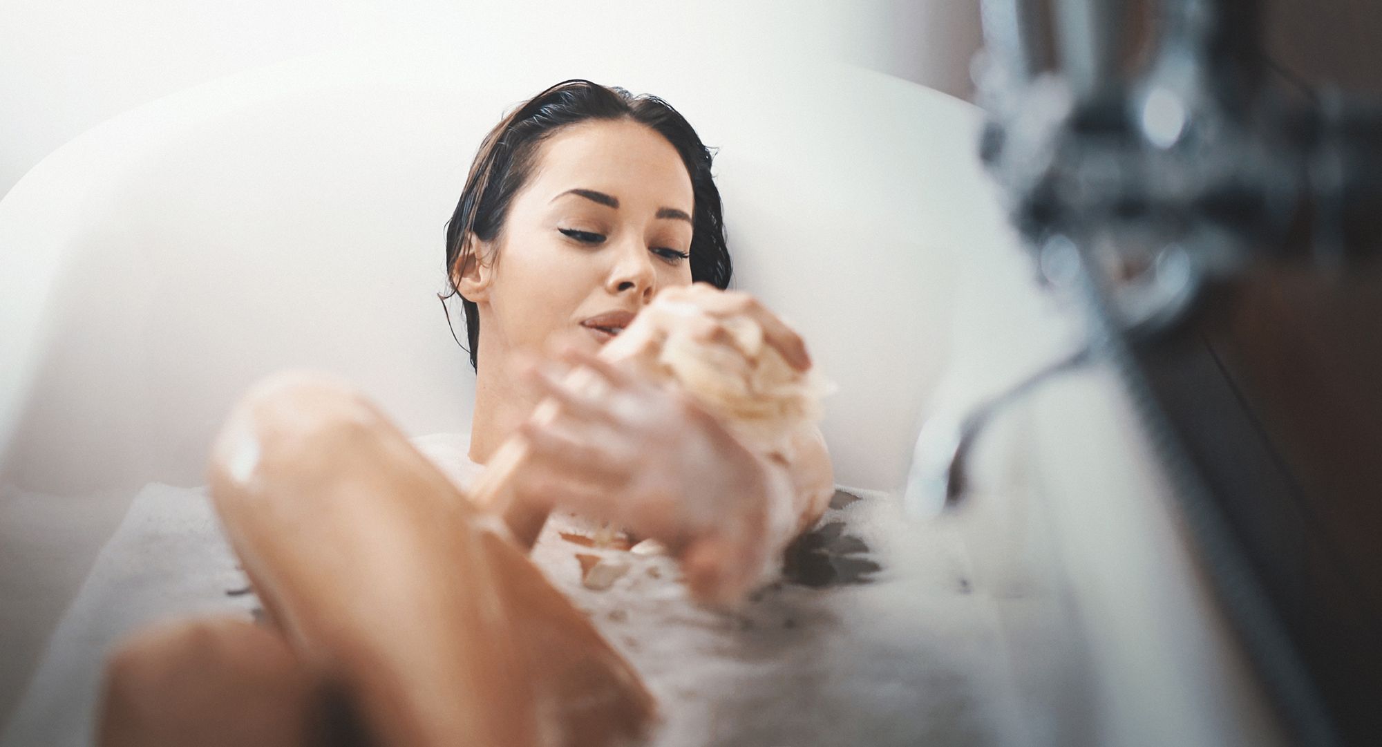 Frau sitzt in der Badewanne