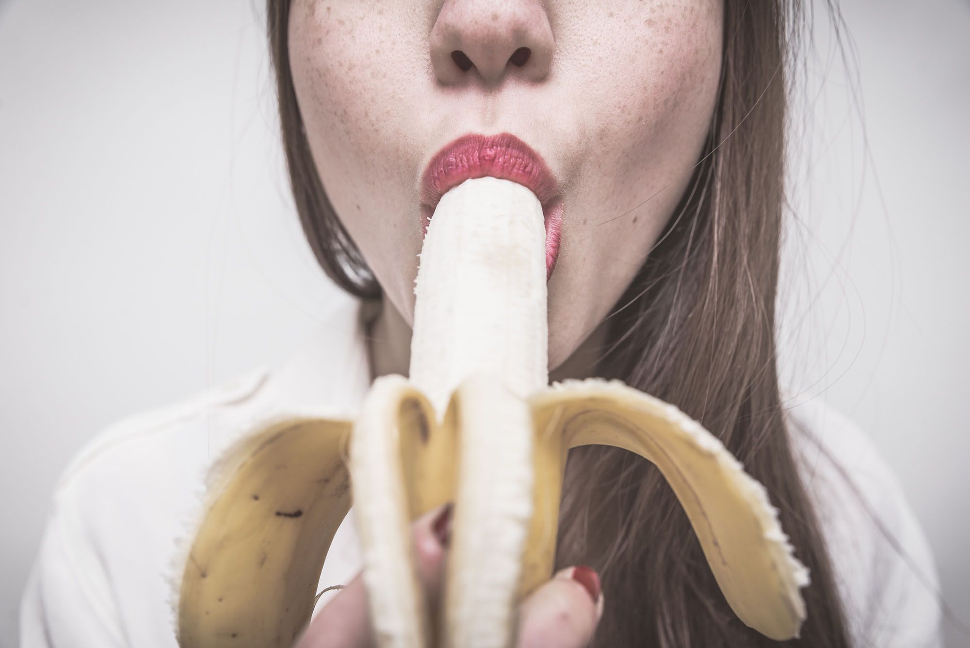 Deepthroat Anal - Abbildung einer Frau, die eine Banane isst.