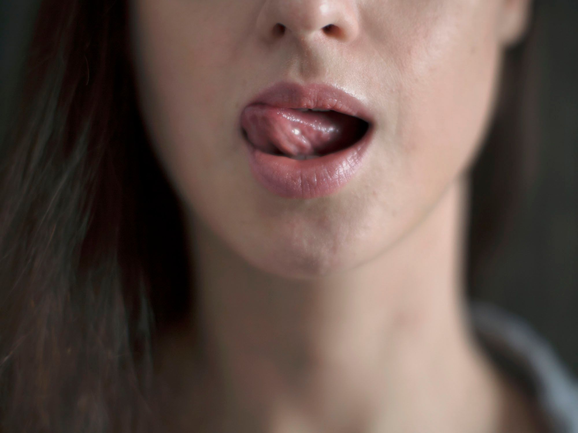 Frau leckt sich mit der Zunge über die Lippen