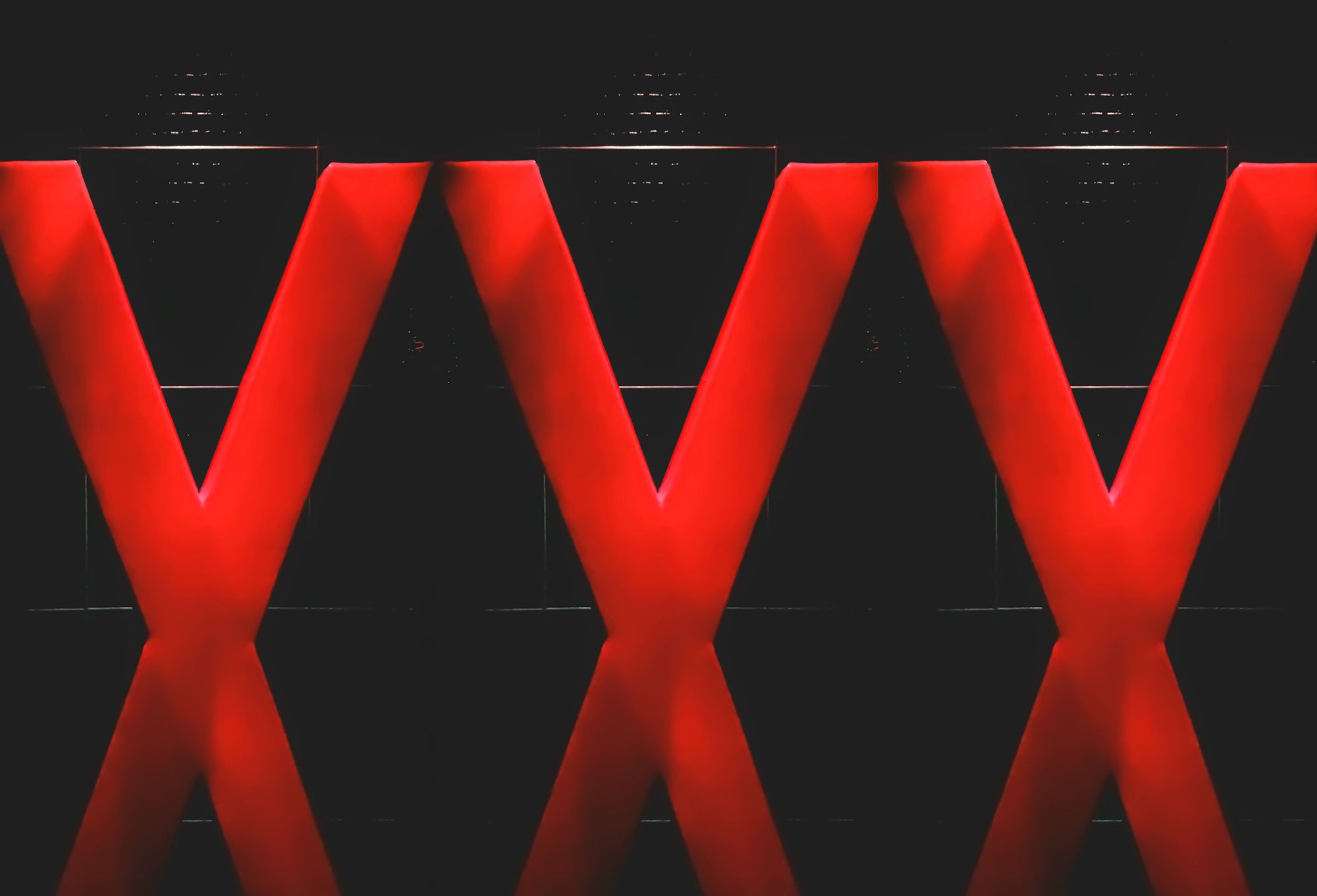 Drei rote Kreuze vor schwarzem Hintergrund