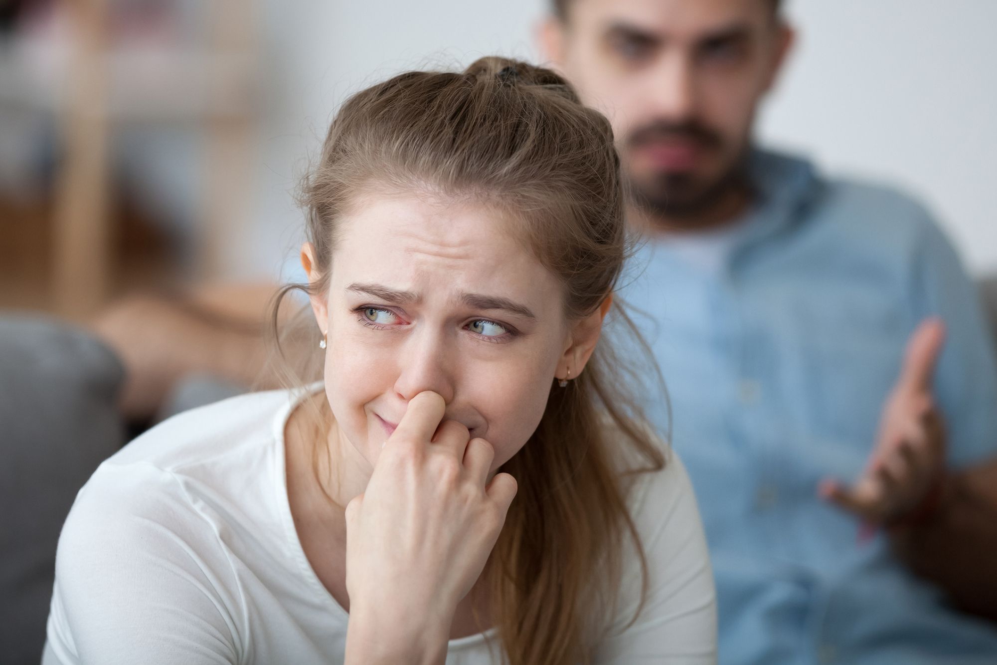 Weinende Frau im Streit mit ihrem Partner