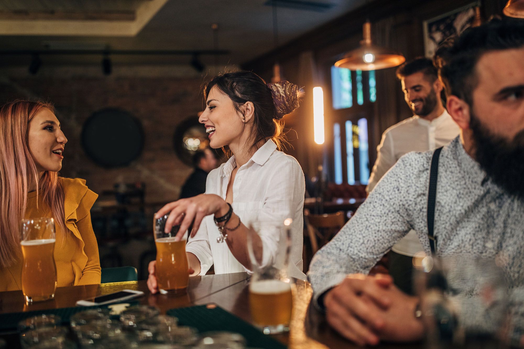 Frau flirtet in einer Bar mit einer anderen Frau