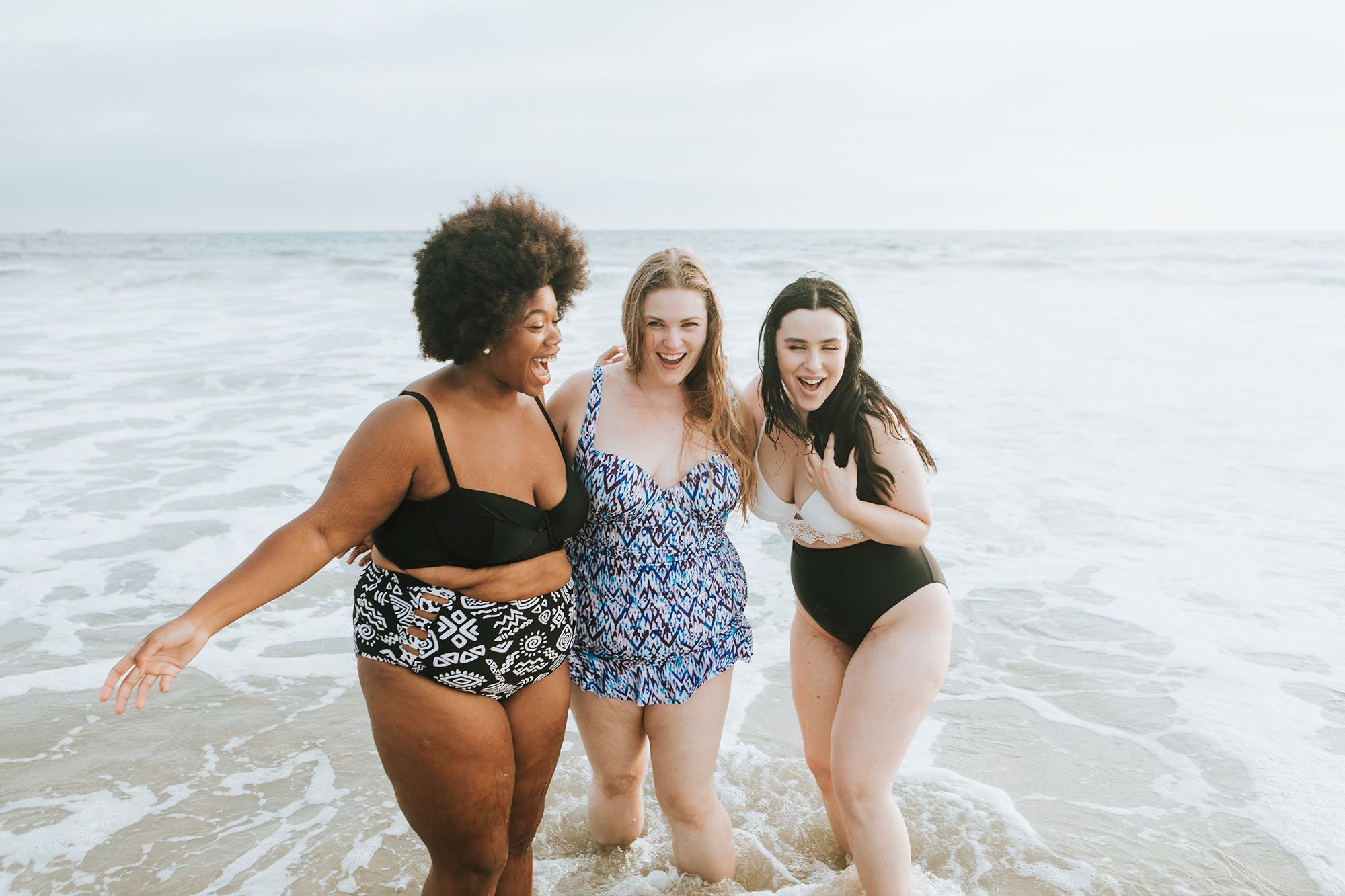 Drei Frauen im Bikini am Strand
