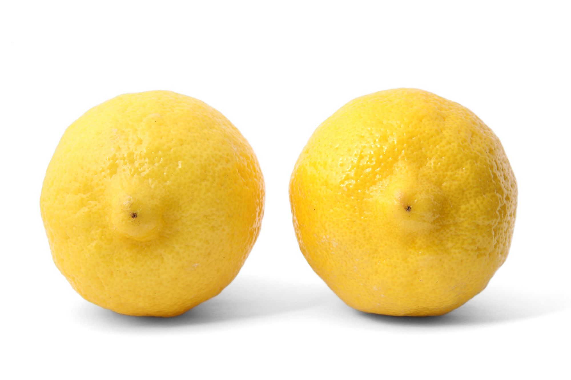 Zwei Zitronen liegen nebeneinander