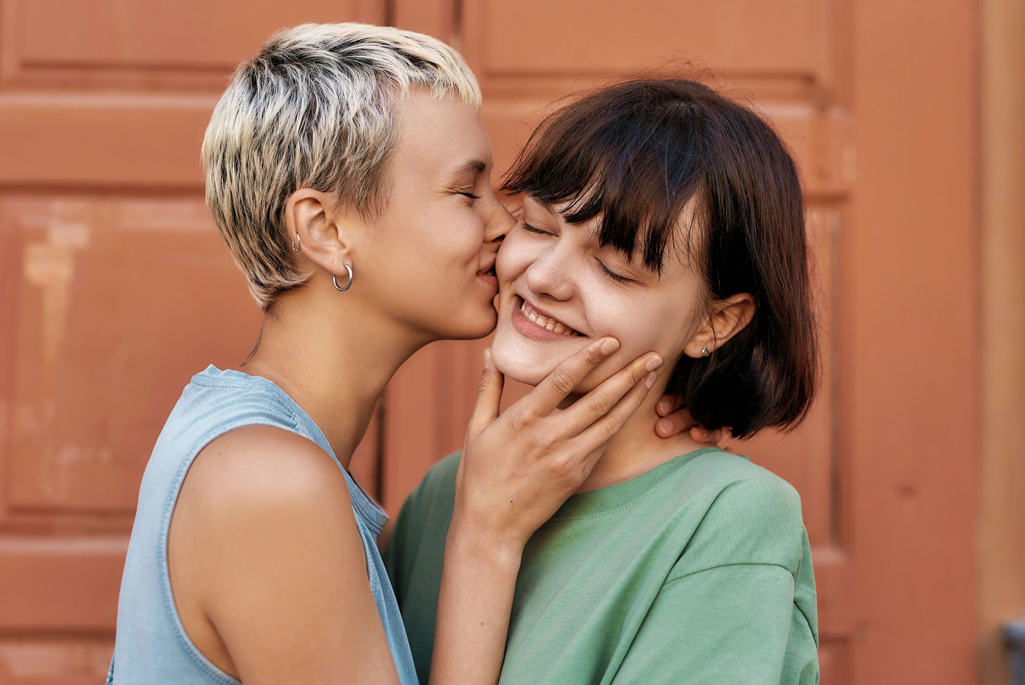 Dyke küsst ihre Partnerin auf die Wange