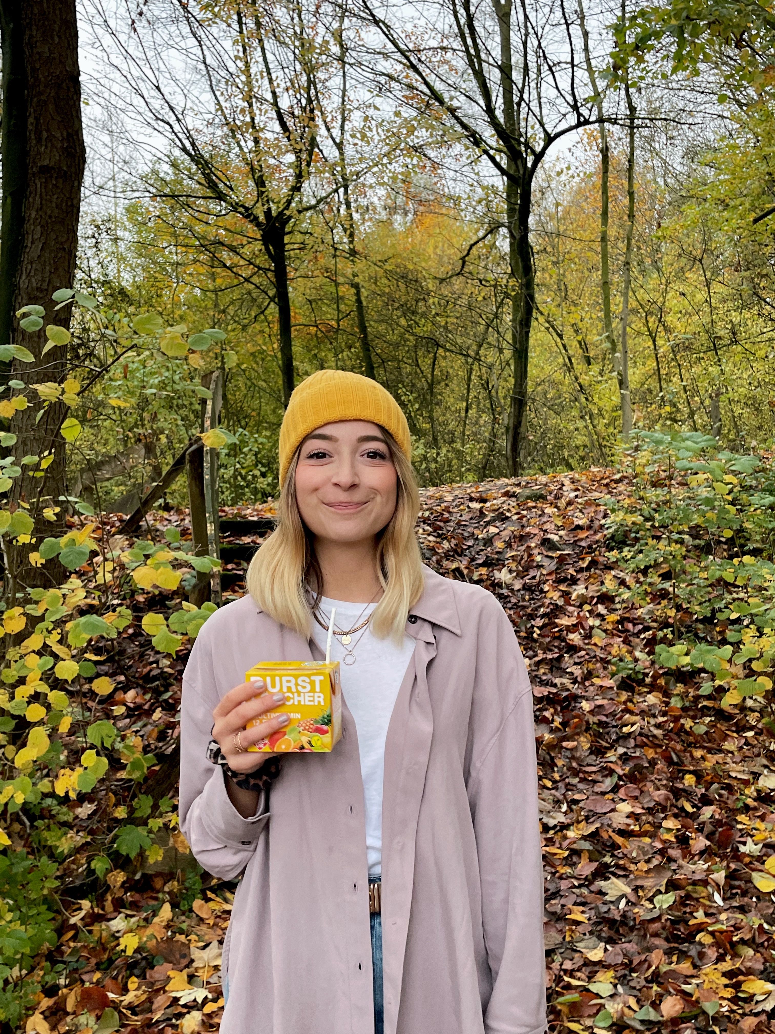 Junge Frau mit Mütze im Wald