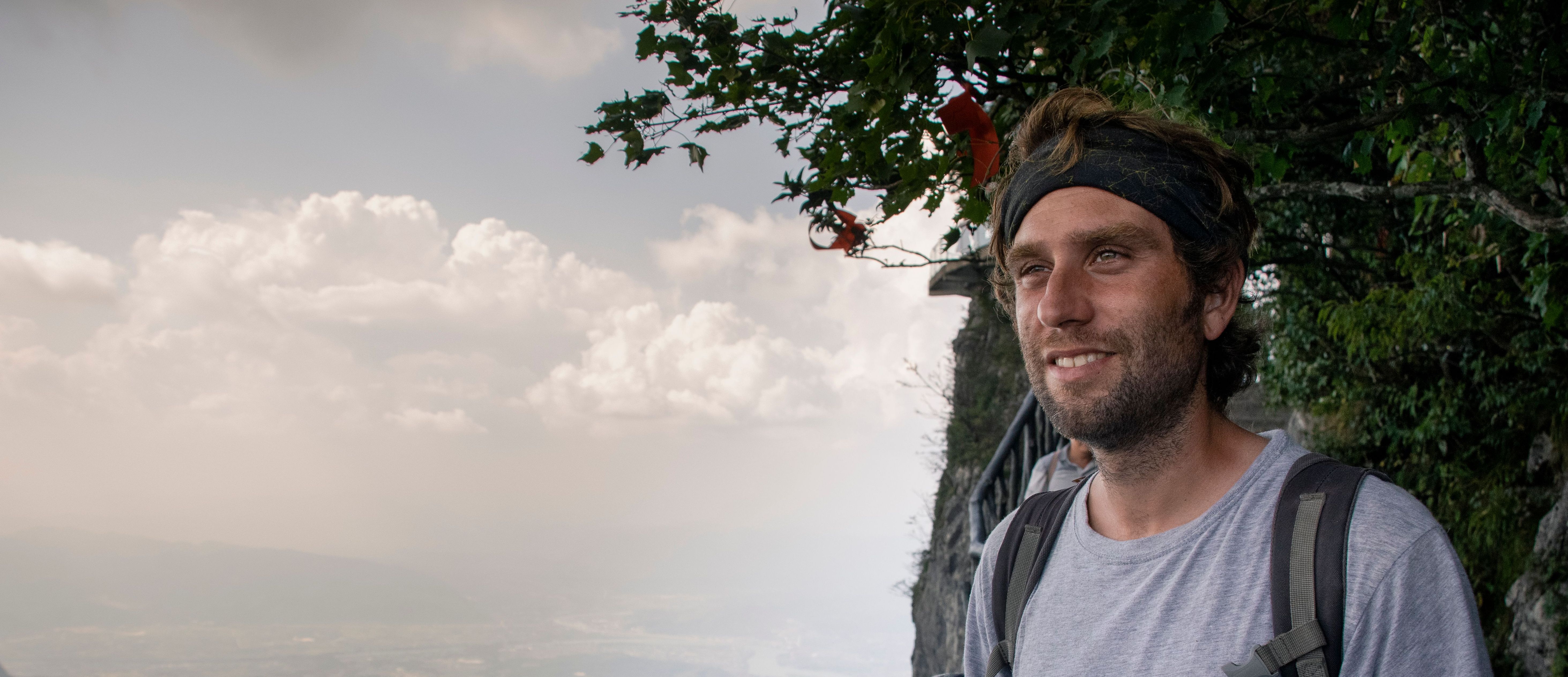 Junger Mann mit Stirnband