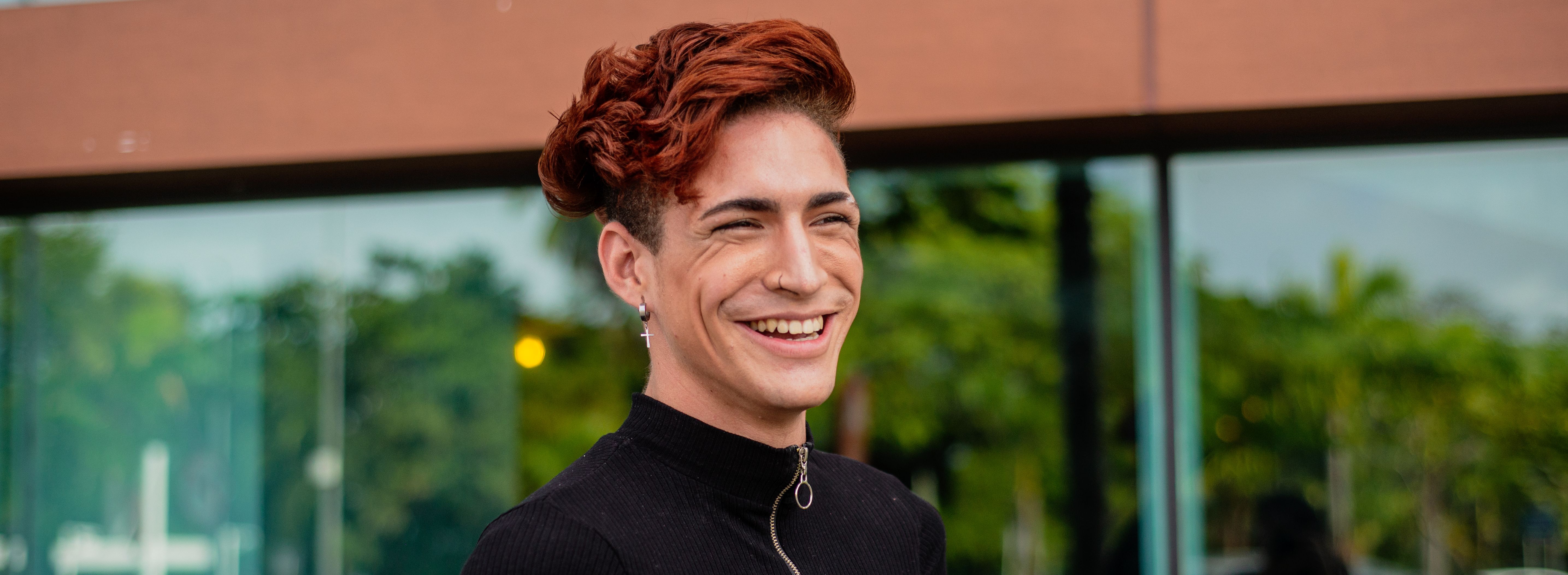 Junger Mann mit roten Haaren