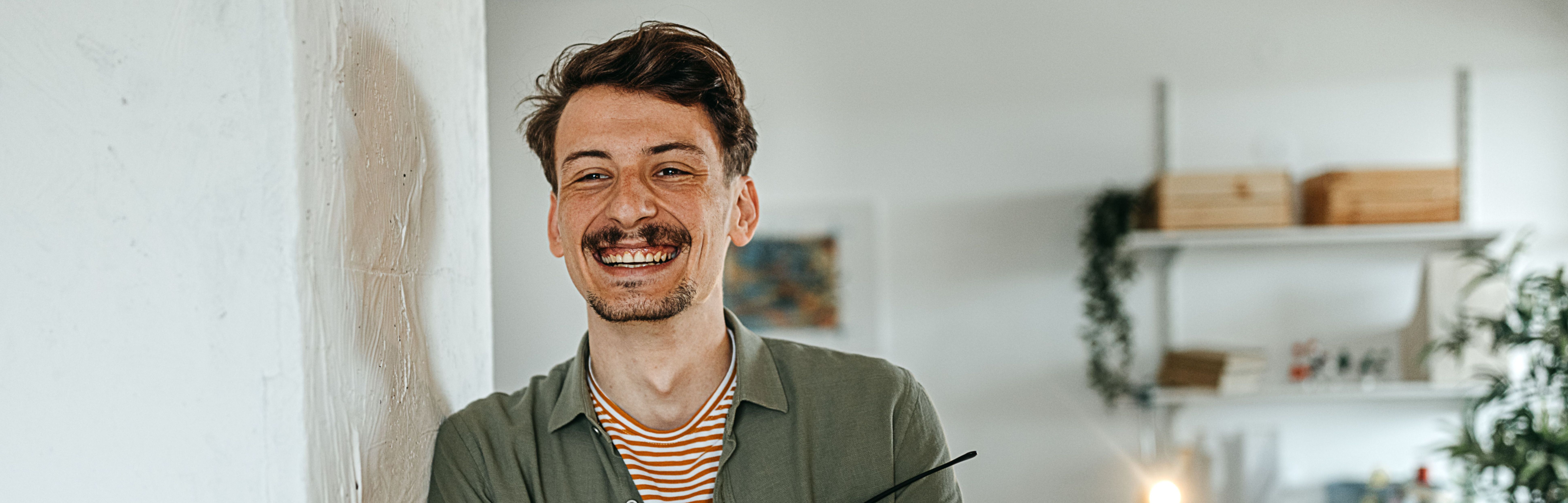 Junger Mann mit dunklen Haaren und Schnurrbart