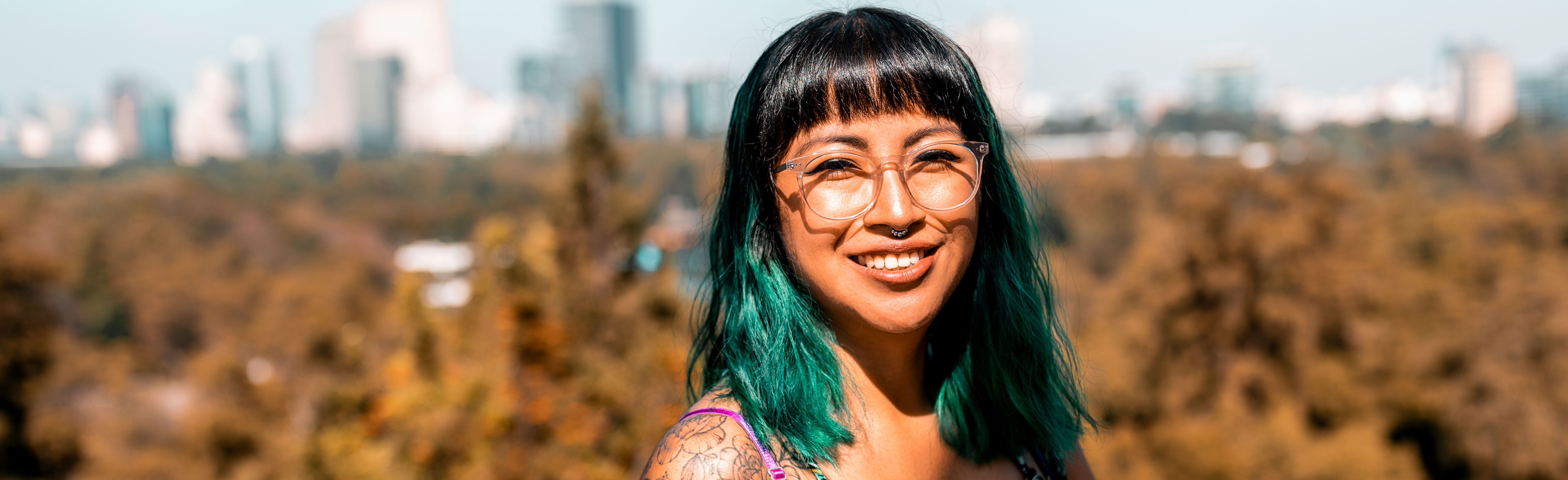 Junge Frau mit Brille und dunklen Haaren