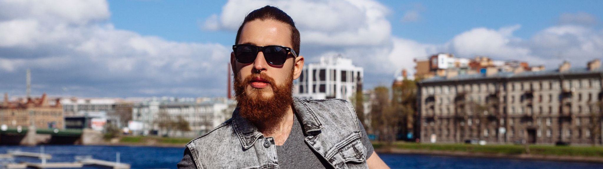 Junger Mann mit Sonnenbrille und Bart