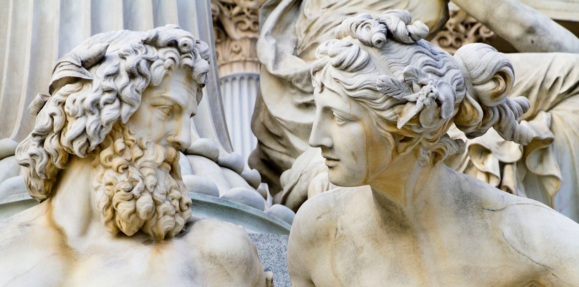 Abbildung von zwei griechischen antiken Statuen