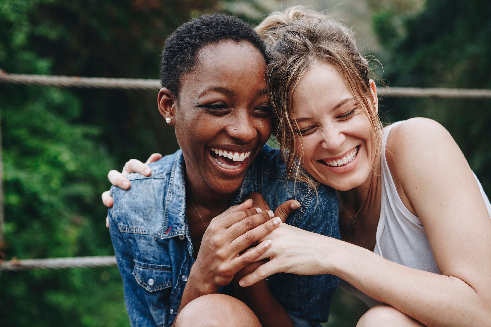 2 Frauen umarmen sich und lachen