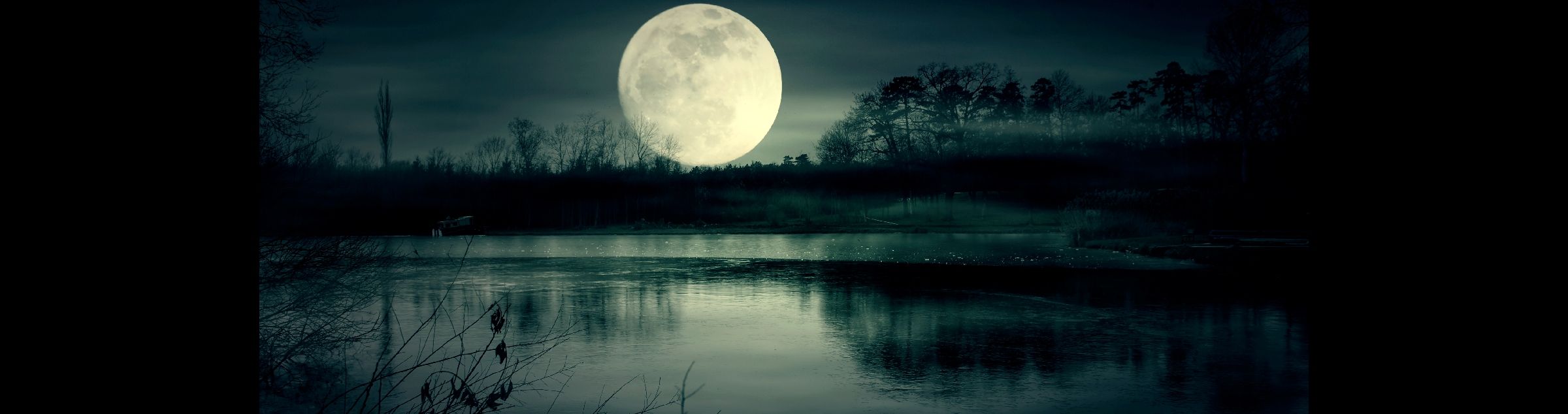 Der hellscheinende Vollmond spiegelt sich in einem See