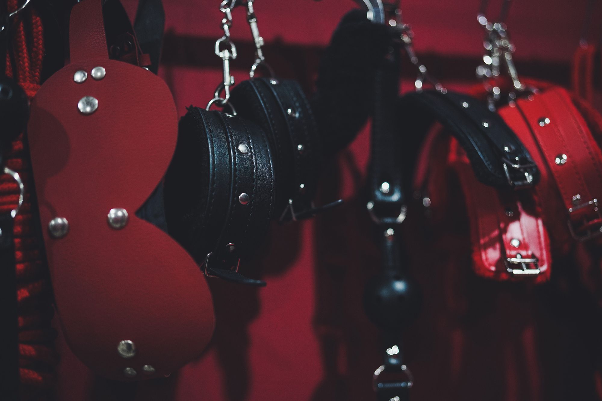 BDSM Handschellen in einer Reihe aufgehängt