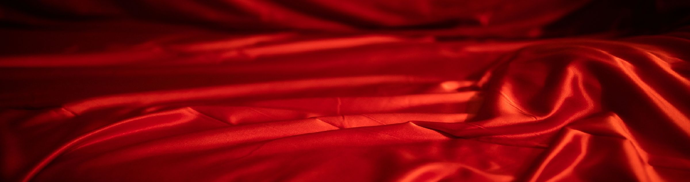 Roten Satin-Stoff wirf Falten