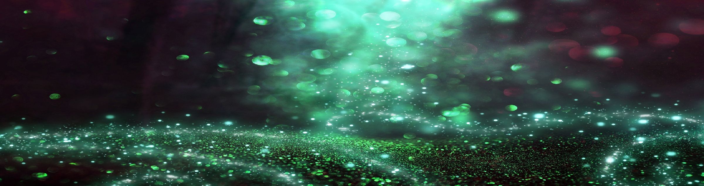 Grün schimmernde Punkte bilden einen Nebel vor schwarzem Hintergrund