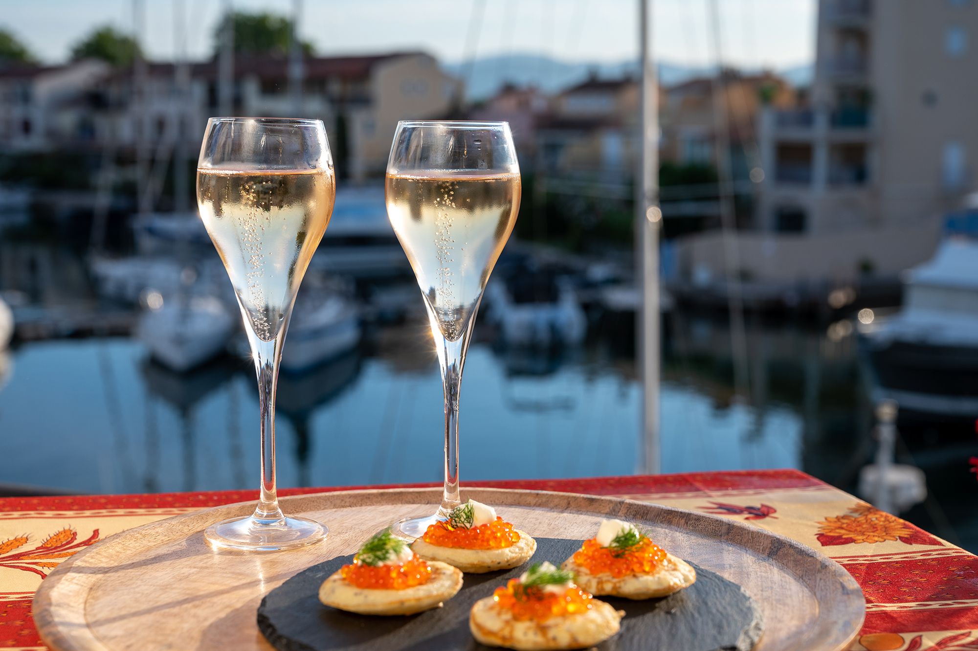 2 Gläser Champagner und Kaviar auf einer Yacht