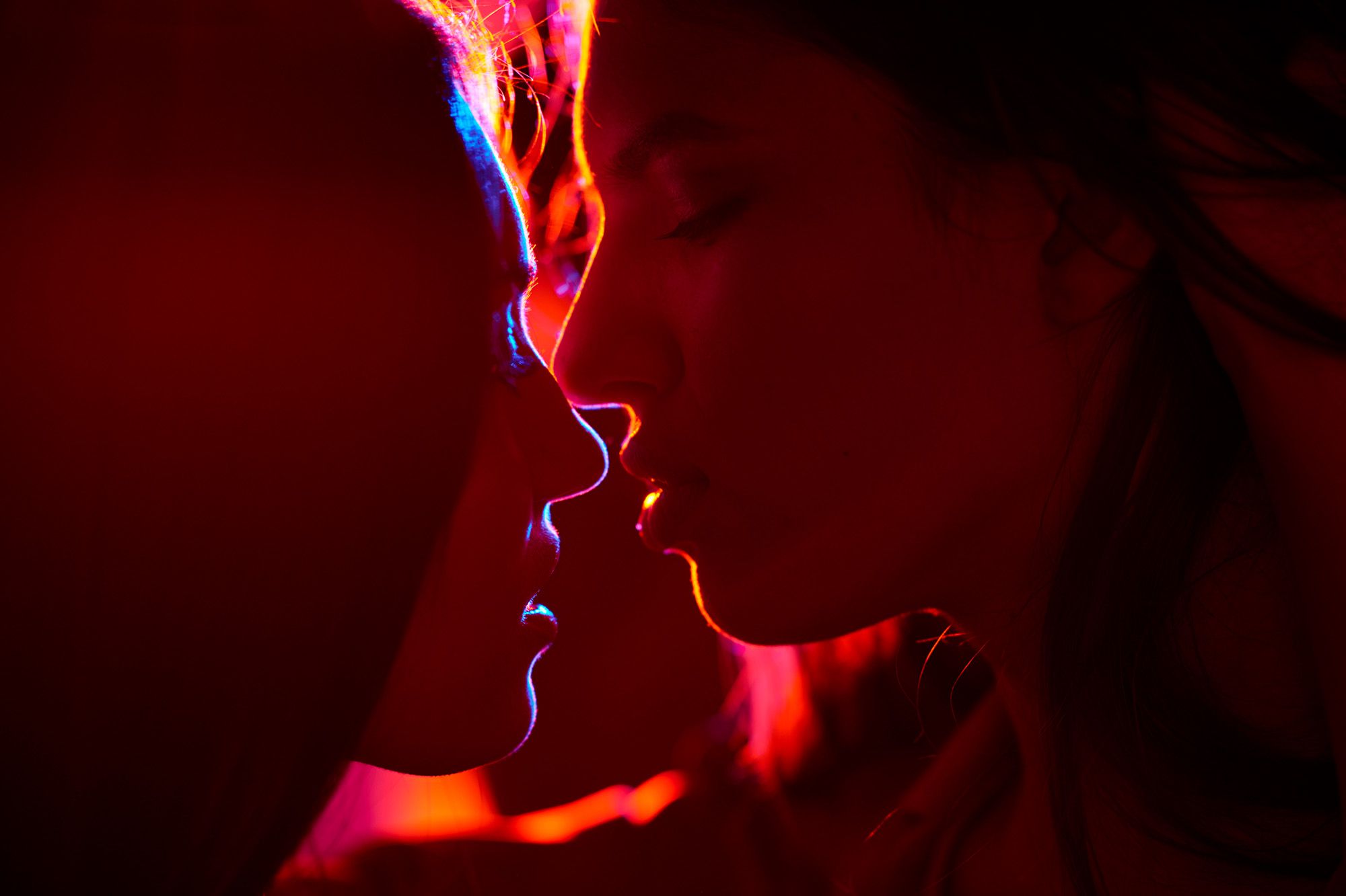 Zwei Frauen küssen sich in einem Club