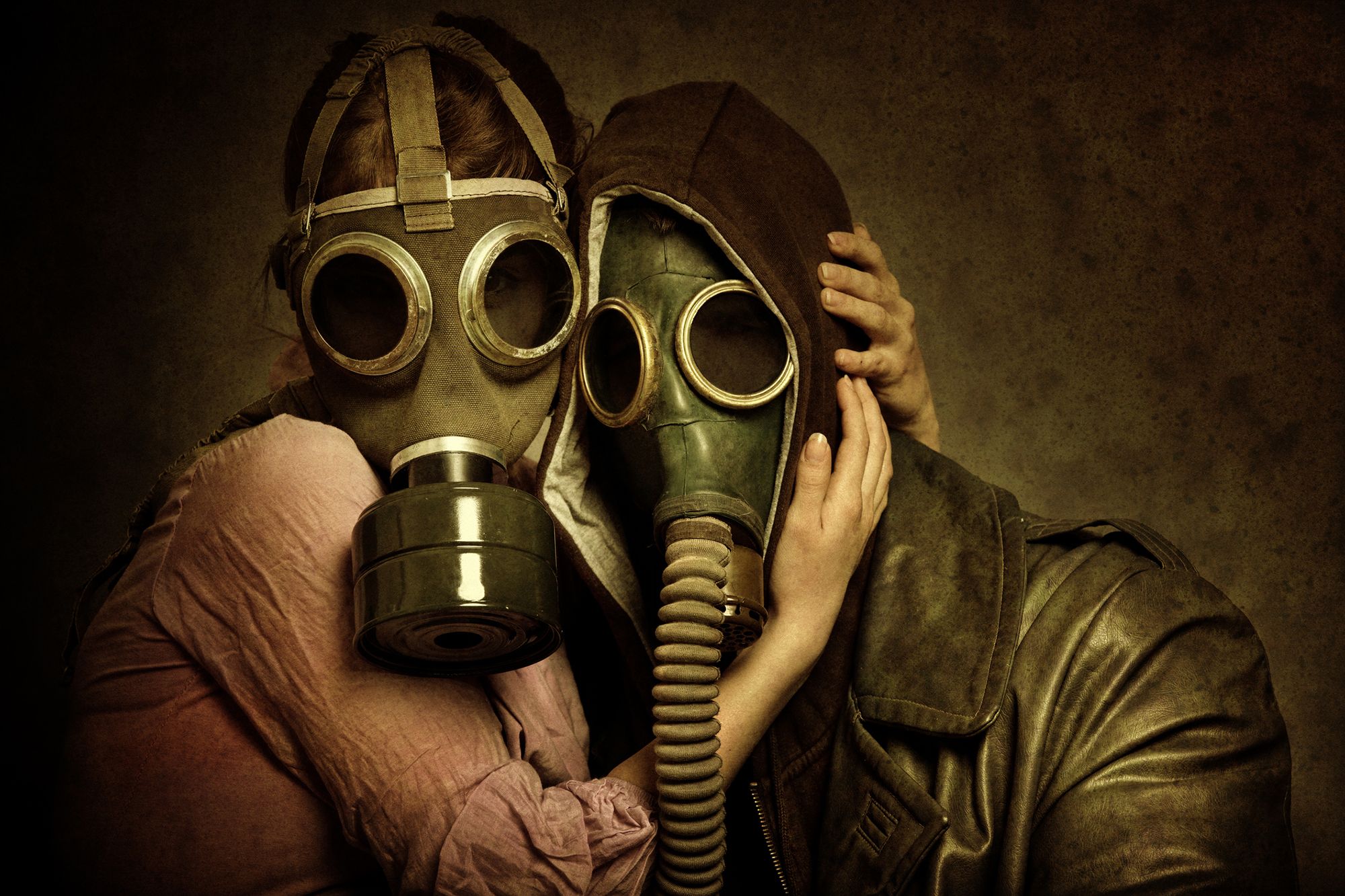 2 Personen, die eine Gasmaske tragen