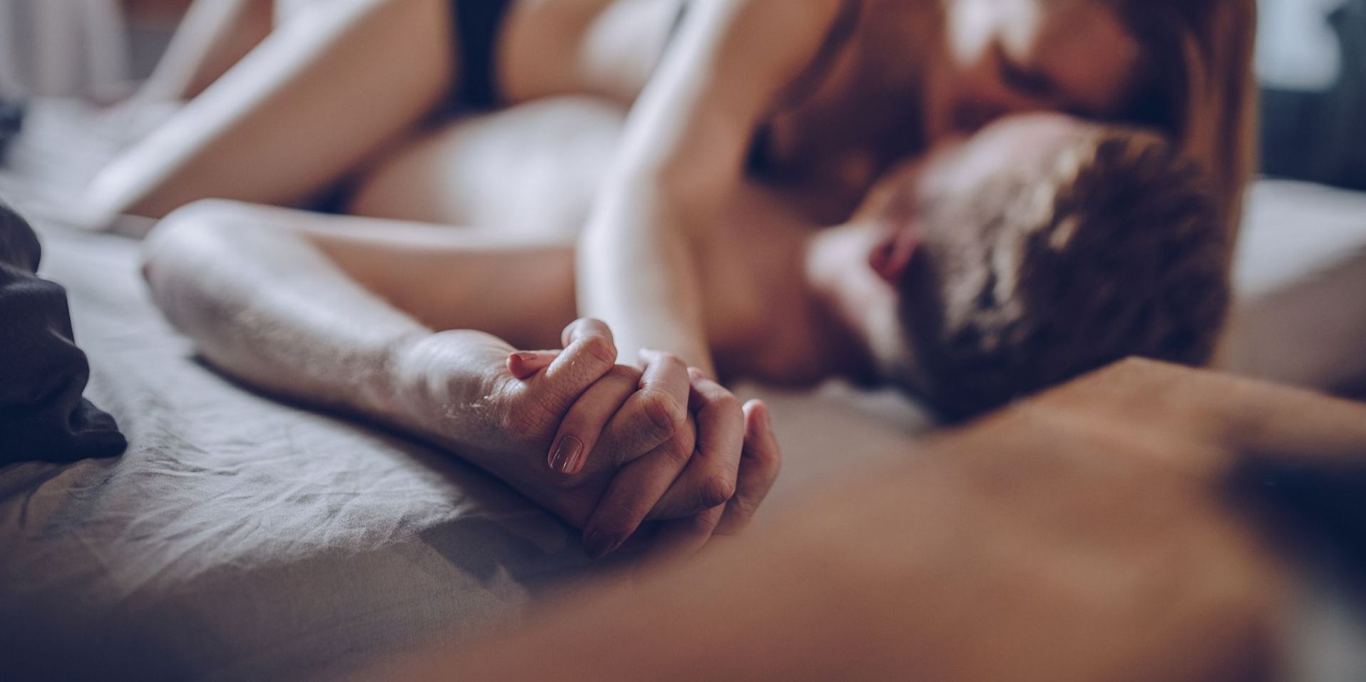 Frau und Mann mit verschränkten Händen beim Sex