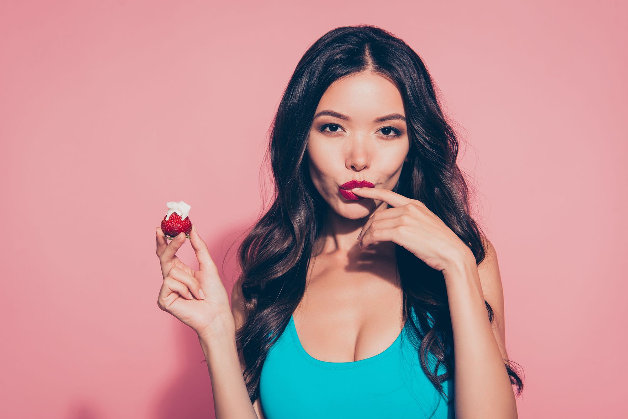 Fetisch Arten - Abbildung einer Frau, welche eine Erdbeere mit Sahne verspeist. 