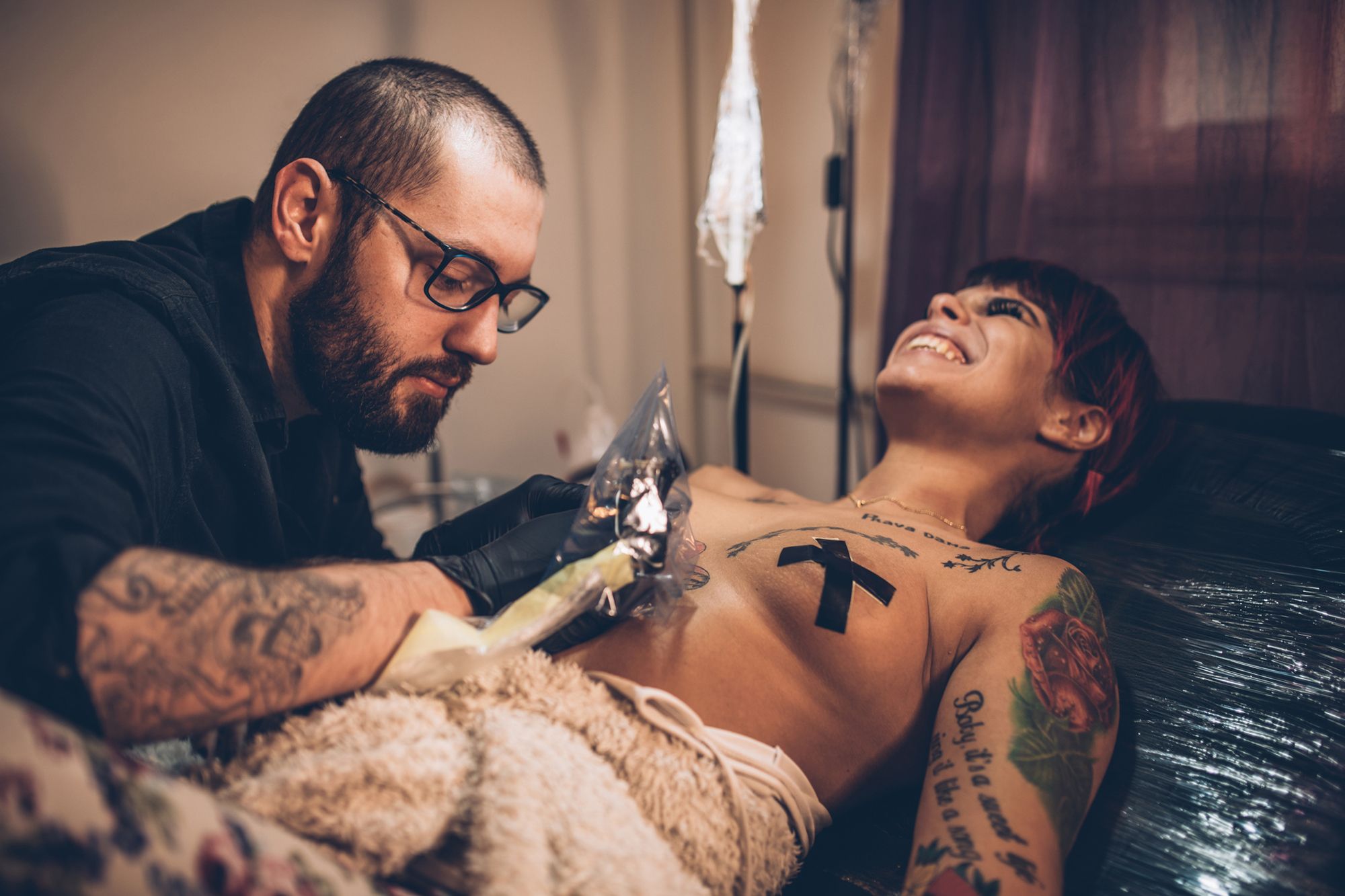 Tätowierer sticht ein Nippel-Tattoo
