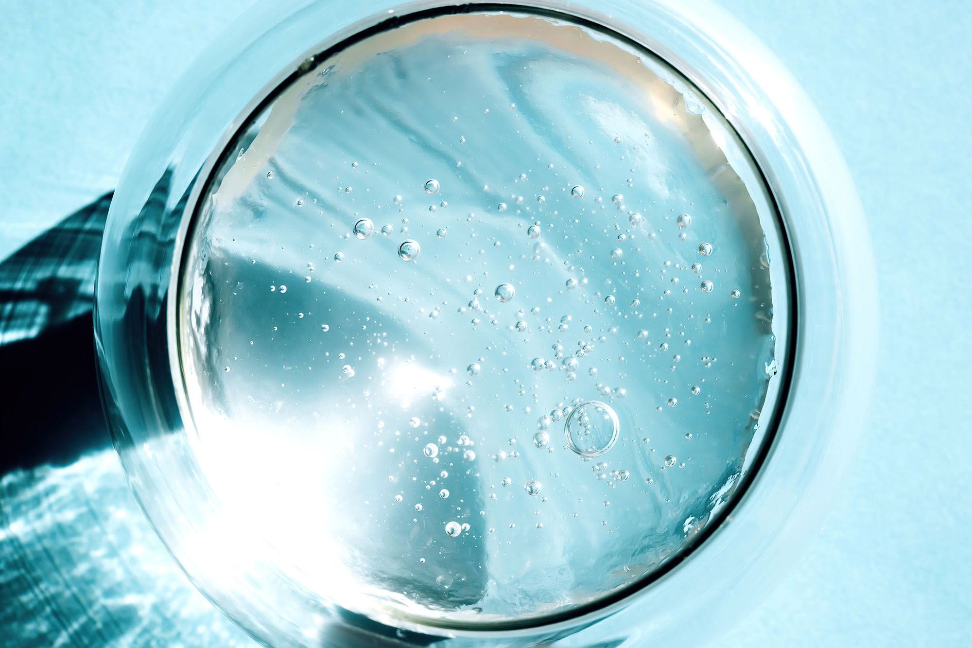 Blick in ein Gefäß mit durchsichtiger Flüssigkeit