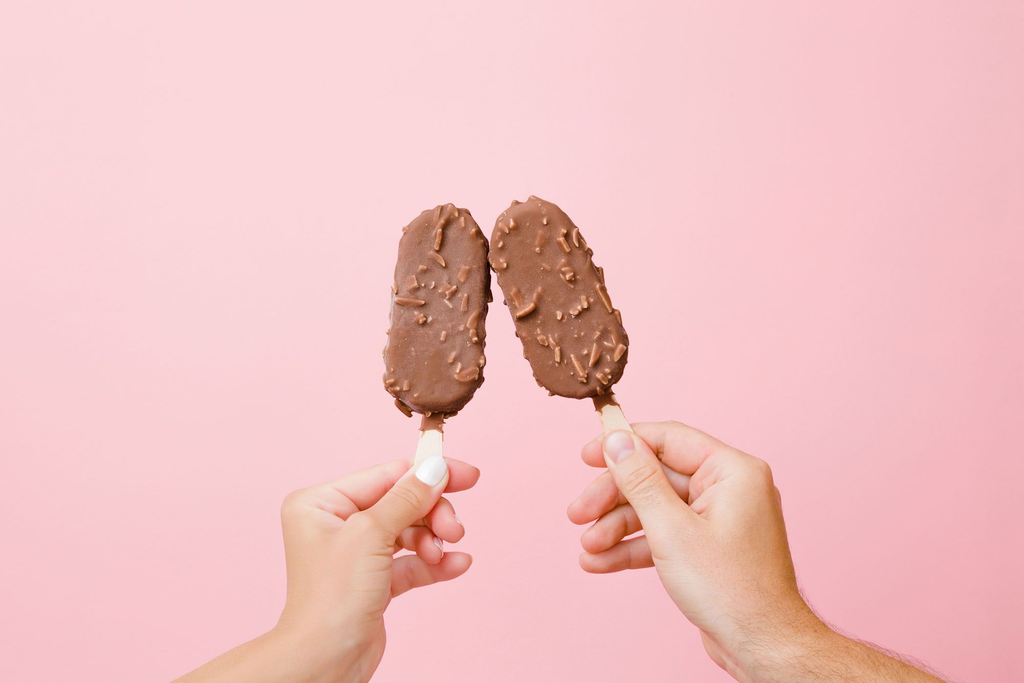 Zwei Eis mit Mandeln vor rosanem Hintergrund