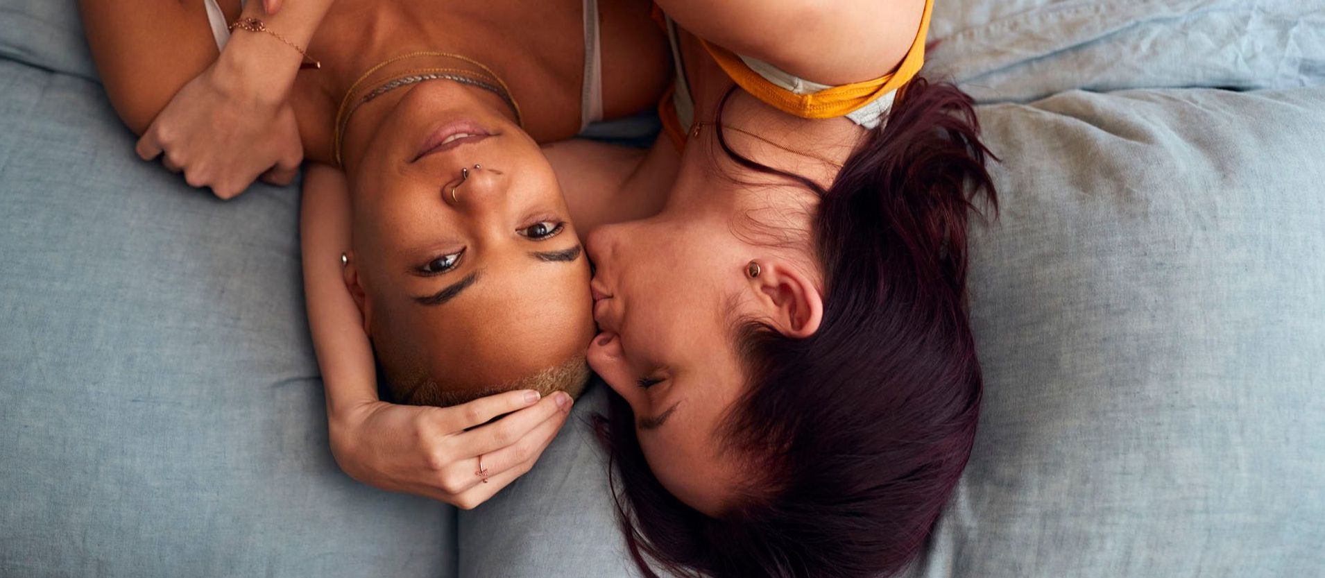 Zwei lesbische Frauen liegen im Bett