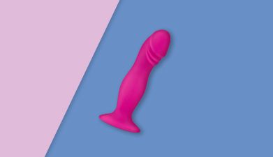 Pinker Analdildo auf rosa-blau geteiltem Hintergrund