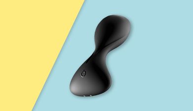 Schwarzer Bluetooth Analplug Satisfyer 'Trendsetter Connect App' auf türkis-gelb geteiltem Hintergru