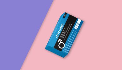 Aphrodisiakum Potenzmittel Love Hard auf rosa-lila geteiltem Hintergrund