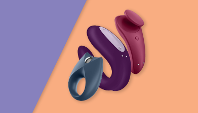 Satisfyer 'Partnerbox 3' inkl. App-Toys vor einem lila-oragenen Hintergrund